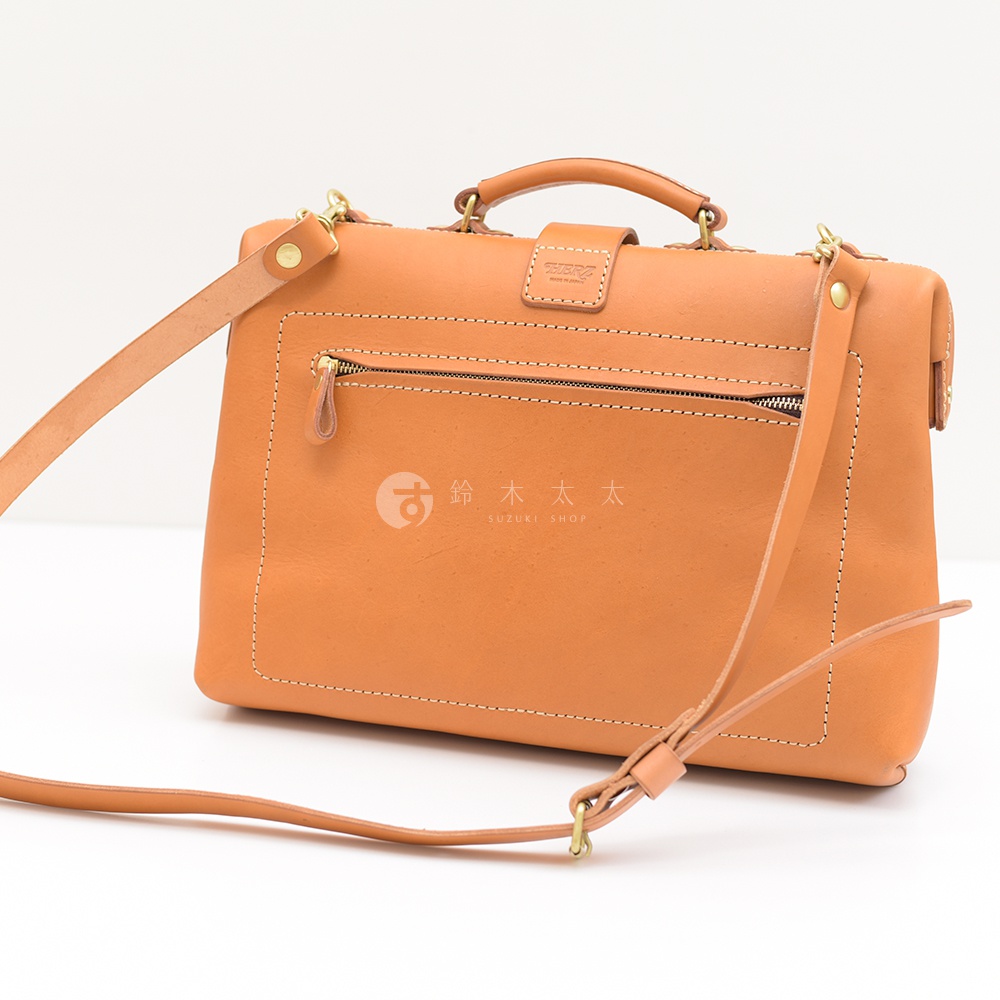職人手作皮革軟式杜勒斯包，淺棕色皮革，配有頂部提把、可拆卸肩帶、拉鍊主袋和前置拉鍊口袋，金屬扣件。