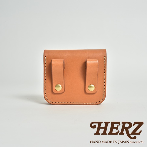 職人手作皮革經典腰包 E-1，棕褐色皮革製成，設有兩個可掛腰帶的皮革環，並以銅質鉚釘固定。