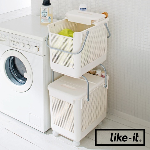 like-it 雙層洗衣置物籃，搭配洗衣機擺放在白色瓷磚牆壁旁