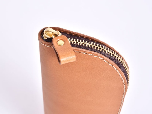 職人手作皮革直立式收納筆袋，淺棕色光滑皮革材質，搭配黃銅拉鍊及同色系皮革拉頭，縫線精緻。
