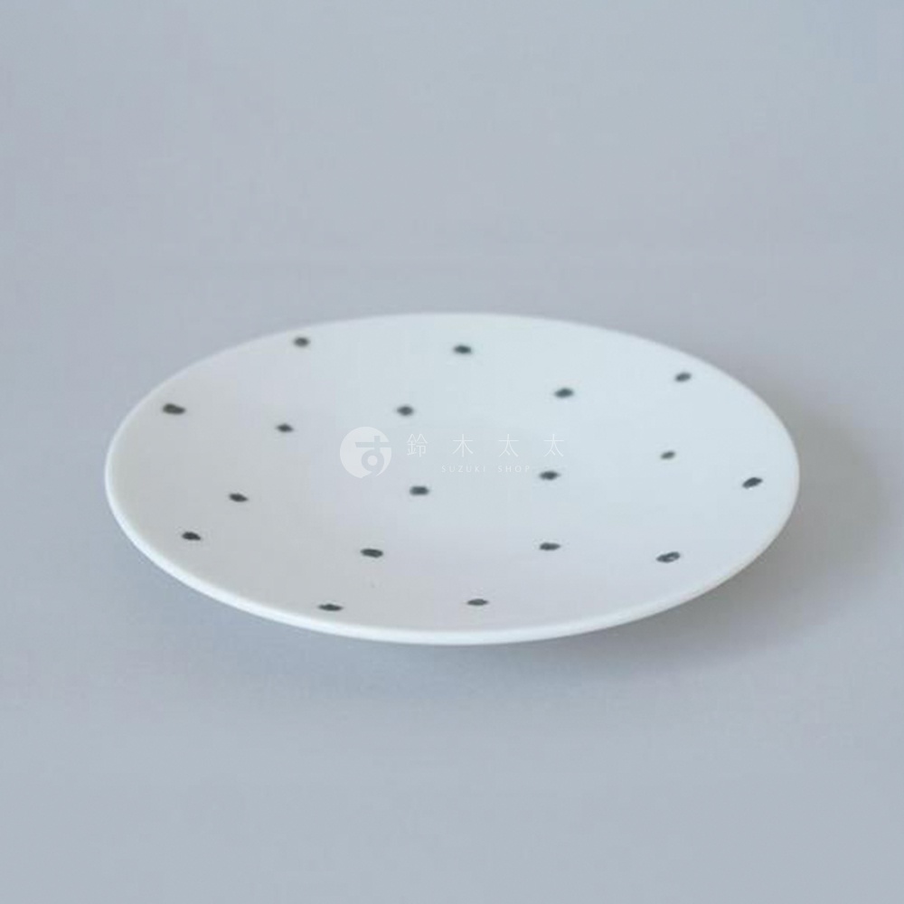 gohara mamiko 美濃燒手繪點心盤，白色瓷盤上繪有黑色圓點圖案，風格簡約。