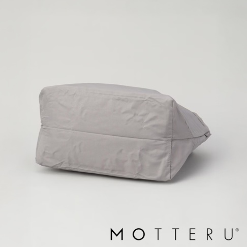 一個淺灰色的輕時尚摺疊保冷可拆托特袋，由防水材質製成，包身有明顯的摺疊線條。