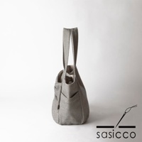 三河木綿刺子織灰色托特包，採用經典格紋圖案，配有寬提把，展現簡約設計。