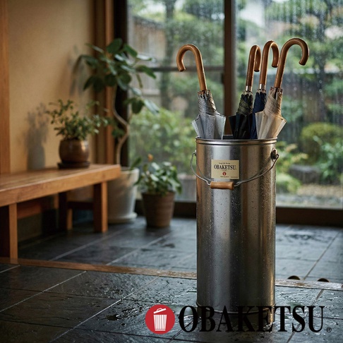 OBAKETSU 手工製傘桶，經典圓桶造型，置於玄關，收納多把雨傘，桶身為日本製鍍鋅鋼板。
