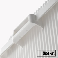 白色可疊式波浪紋收納箱，附有塑膠提把，材質為塑膠。箱體外觀有垂直的波浪紋路，提把設計簡潔。