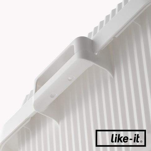 白色可疊式波浪紋收納箱，附有塑膠提把，材質為塑膠。箱體外觀有垂直的波浪紋路，提把設計簡潔。