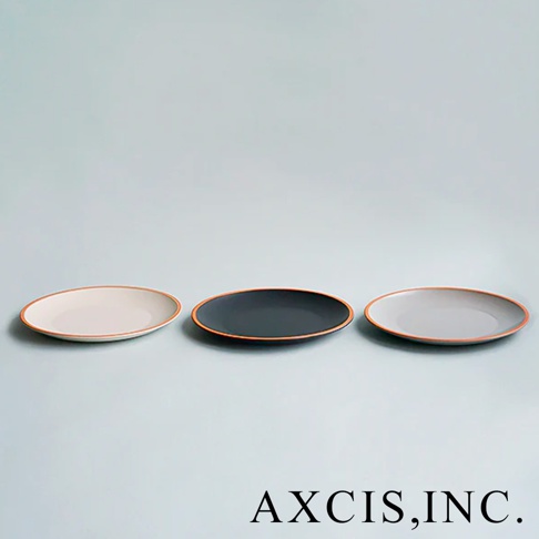 PURE 素燒百搭陶瓷主菜盤 M，展示三款顏色：米白色、炭灰色和淺灰色。盤子為圓形，邊緣帶有細緻的橘色滾邊，材質為陶瓷。