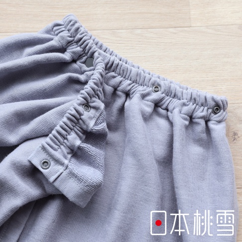 淺灰色棉紗混紡平口鬆緊浴裙，腰部有鬆緊帶與多個按扣設計，裙身垂墜感佳，材質柔軟。