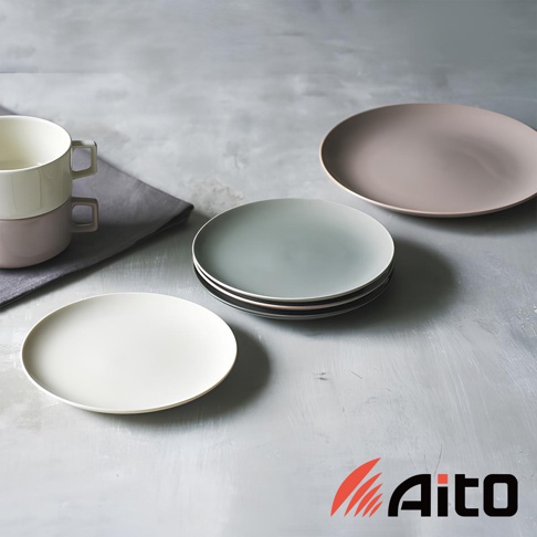 Aito 品牌標誌出現在下方，周圍擺放著白色、灰綠色和粉色圓盤，以及堆疊的兩個馬克杯。