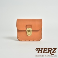 棕褐色皮革製成的經典腰包，帶有復古黃銅插銷和縫線細節。