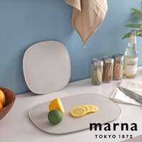 模式B： marna TOKYO 1872 品牌標誌出現在灰白色砧板的右下角，砧板上有新鮮的檸檬和萊姆。