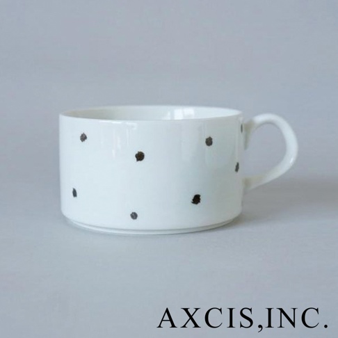 美濃燒手繪馬克杯，白色陶瓷杯身點綴深棕色不規則圓點，附有圓形把手。