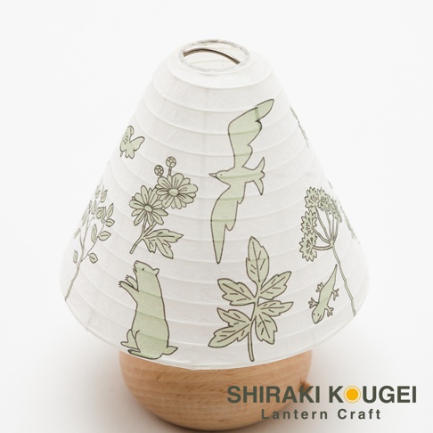 迷你裝飾提燈，燈罩為白色和紙材質，印有綠色線條繪製的鳥、熊、植物和昆蟲圖案，燈座為圓形木製。
