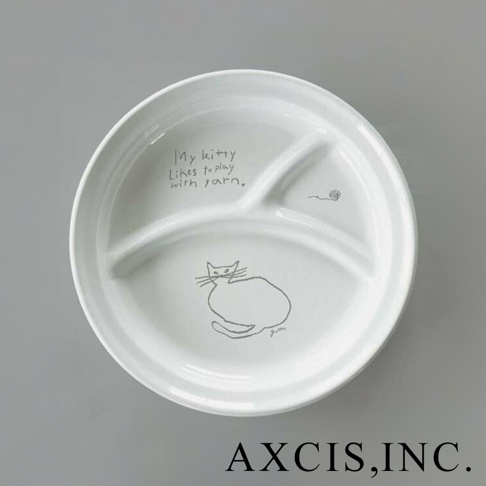 白色琺瑯材質的三格分隔餐盤，印有簡約的貓咪圖案及英文文字，適合兒童使用。