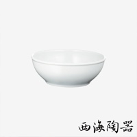 波佐見燒 Common 陶瓷料理深碗，15公分，呈現簡潔的白色，圓潤的碗身配有微寬的碗口，適合盛裝各式料理。