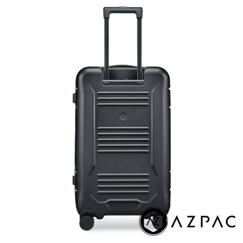 這是一款純黑色、具備金屬質感的 AZPAC 26吋行李箱，採用直立式設計，展示其背面視角。箱體表面擁有幾何凹槽紋路，配備伸縮拉桿、頂部提把以及底部滑輪，右下角印有清晰的 AZPAC 品牌標誌。
