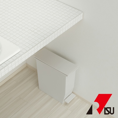 H&H系列13公升淺灰色踩踏垃圾桶，方形設計，附有方形踏板，放置於白色瓷磚檯面及淺木紋地板旁。