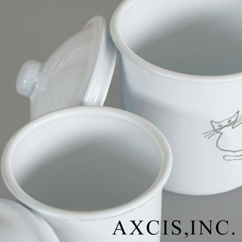 一組三個白色琺瑯儲物罐，其中一個罐身有簡約線條描繪的貓咪圖案，另有蓋子。