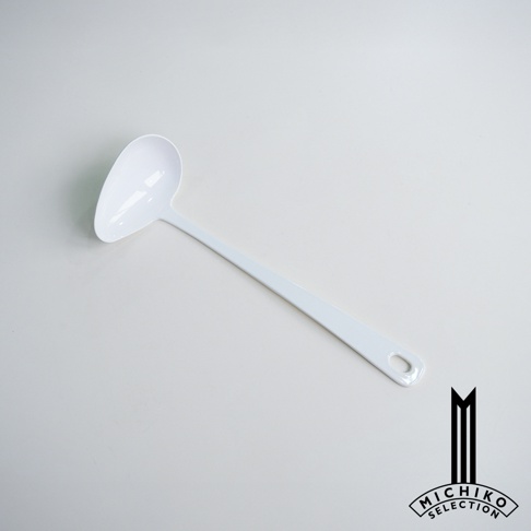 白色琺瑯湯勺，勺柄末端有掛孔，下方為 Michiko Selection 品牌 Logo。