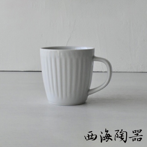 白色波佐見燒兩件式馬克杯，杯身帶有垂直線條紋路，配有弧形把手。