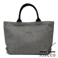 三河木綿刺子織經典托特包，以黑白格紋圖案呈現，配有黑色手提帶。