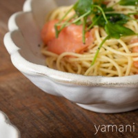 六魯粉引花型橢圓料理盤，內盛義大利麵、煙燻鮭魚及芝麻葉，盤緣呈現不規則的粉引釉色，質感樸實。