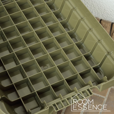 橄欖綠高強度方形收納箱，內部有網格分隔，適合分類收納物品。