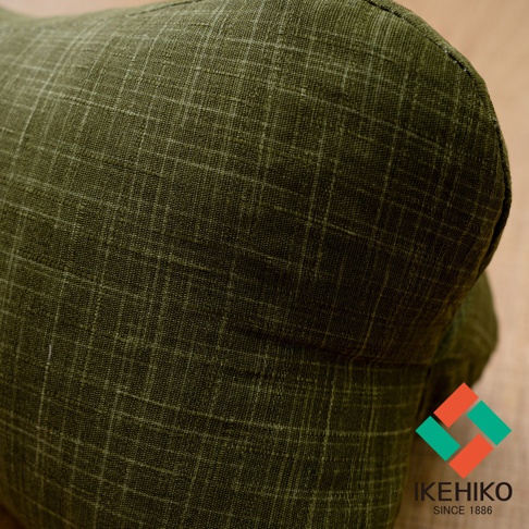 橄欖綠多功能紓壓骨頭枕，表面為細緻格紋織紋，材質觸感樸實。