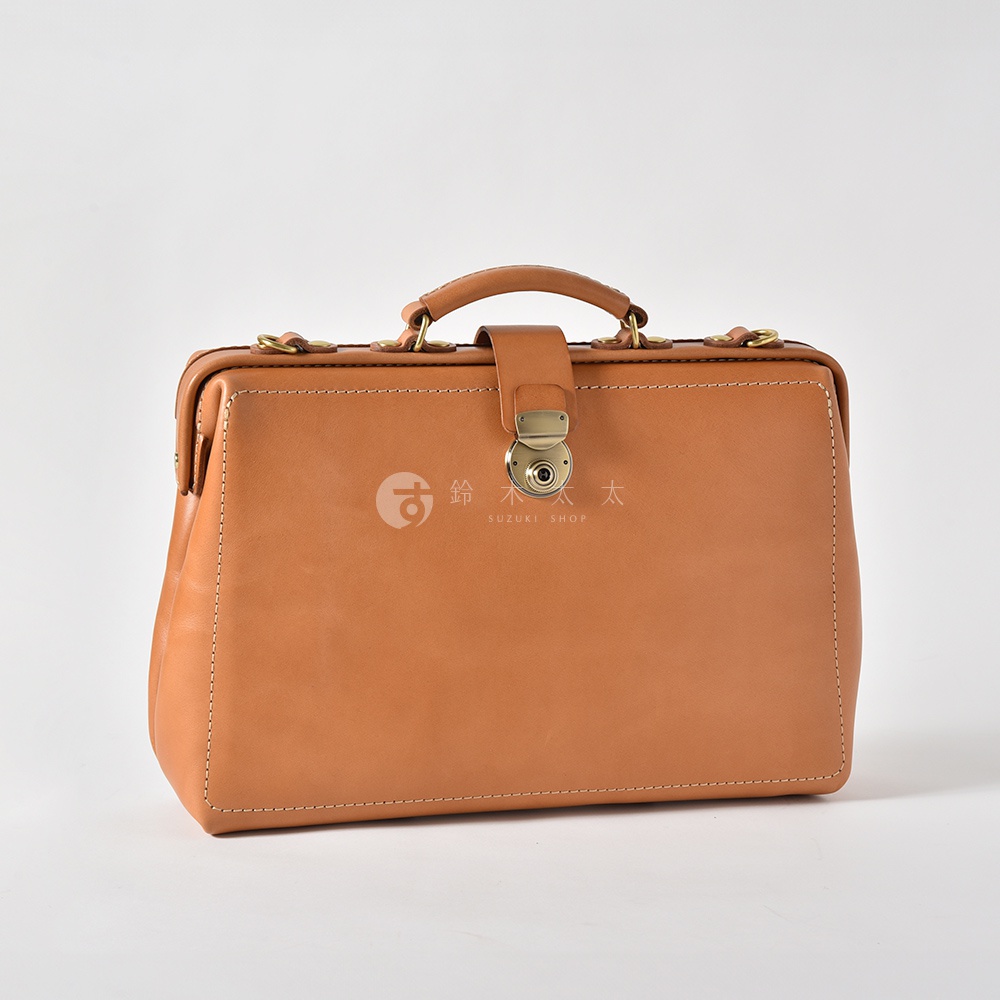 職人手作皮革軟式杜勒斯三用背包，經典棕色，光滑皮革材質，帶有金色金屬鎖扣和提把，適合日常攜帶。
