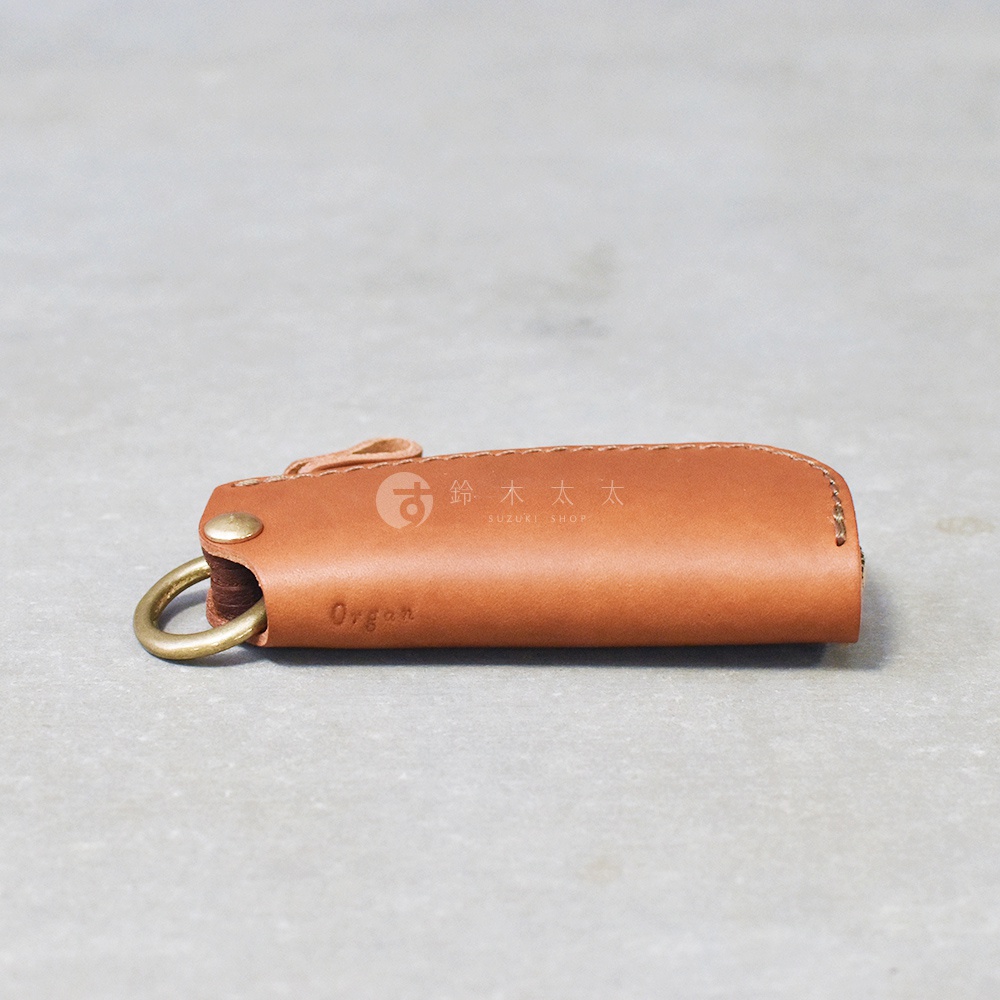 職人手作咖啡色皮革Organ拉鍊鑰匙包，附有黃銅鑰匙圈及按扣，表面壓印有「Organ」字樣。