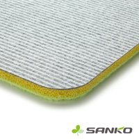 迷你海綿洗衣板，表面為灰色條紋織物，底部為黃色海綿層，邊緣有綠色包邊。