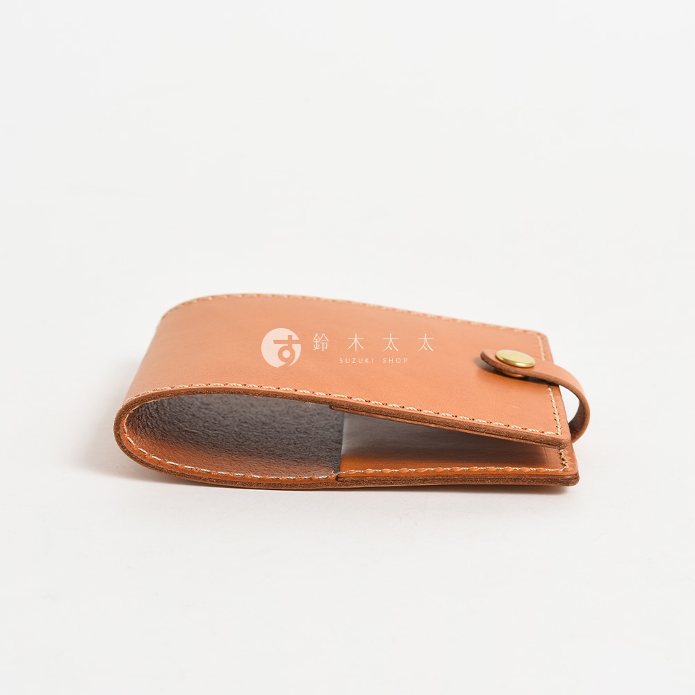 職人手作皮革便利貼收納套，淺棕色皮革，車線整齊，附有金色按扣。