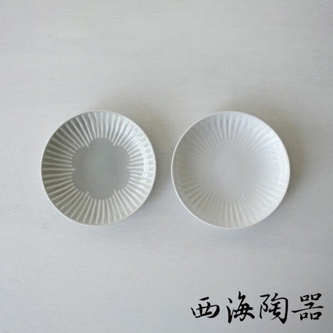 兩件波佐見燒 FUWARI 陶瓷碗盤，一為淺灰色，一為白色，皆有放射狀的壓紋設計，呈現簡約細膩的日式風格。