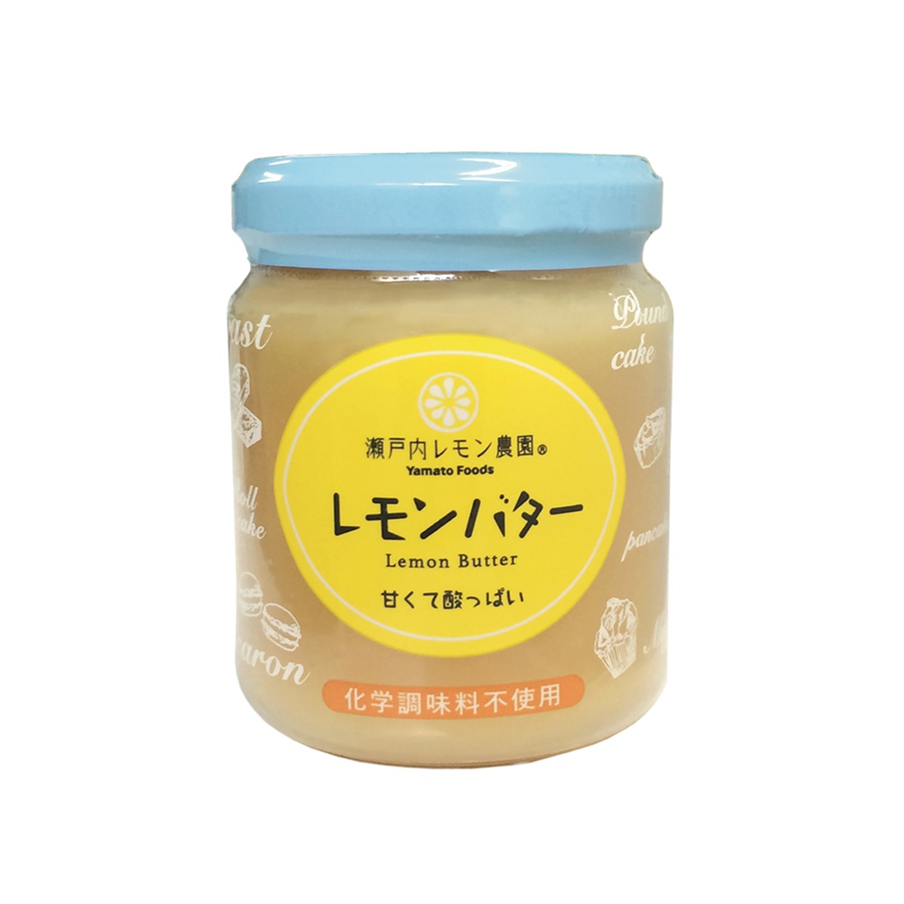 廣島檸檬蛋黃醬產品，裝在透明玻璃罐中，蓋子為淺藍色。罐身貼有黃色橢圓形標籤，印有日文「レモンバター」和英文「Lemon Butter」字樣，上方有檸檬圖案，下方有「甘くて酸っぱい」字樣。標籤下方印有橘色長方形「化学調味料不使用」字樣。罐身四周繪有磅蛋糕、馬卡龍等烘焙圖案。