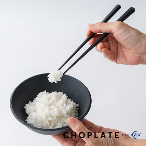 黑色碗中盛有白米飯，一雙黑色筷子夾起一撮米飯，旁邊的水印寫著「CHOPLATE from KsJ」。