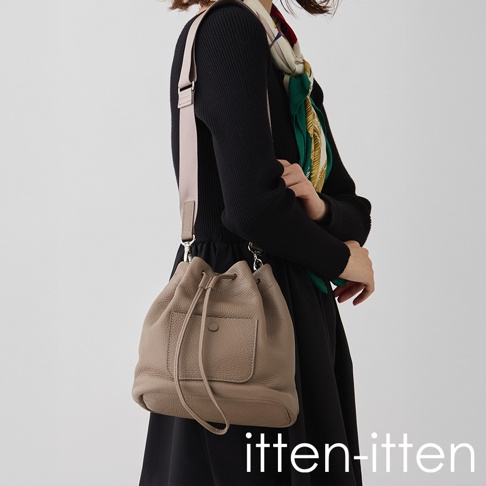 itten-itten 義大利皮革束口水桶包，淺褐色，有抽繩閉合和一個前方口袋