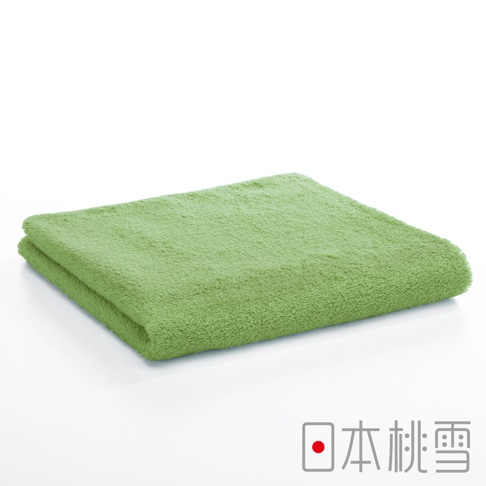 一條對折的綠色飯店毛巾，材質柔軟，毛圈清晰可見。