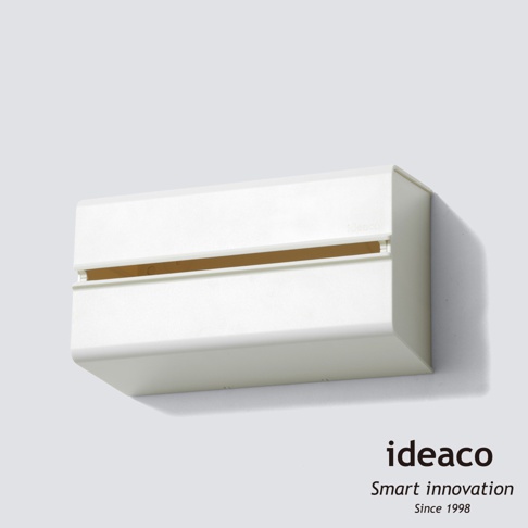 白色ABS材質的加深型擦手紙架，可壁掛或置於桌上，具有簡潔的設計和易於抽取紙張的開口。