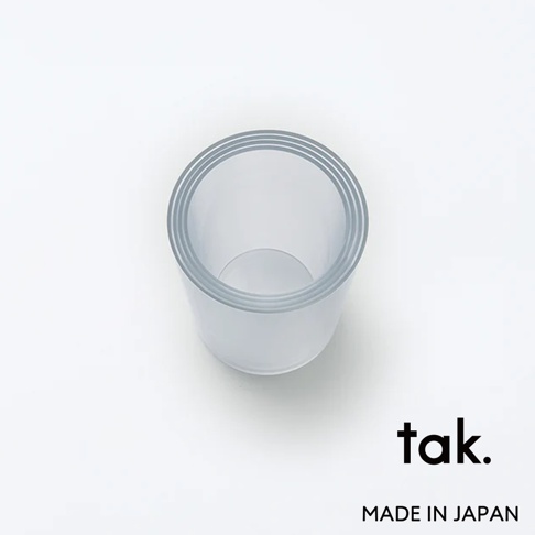 FIT DISH 透明防摔水杯，材質為塑膠，杯口有灰色條紋設計，杯身呈半透明白色，整體簡潔。