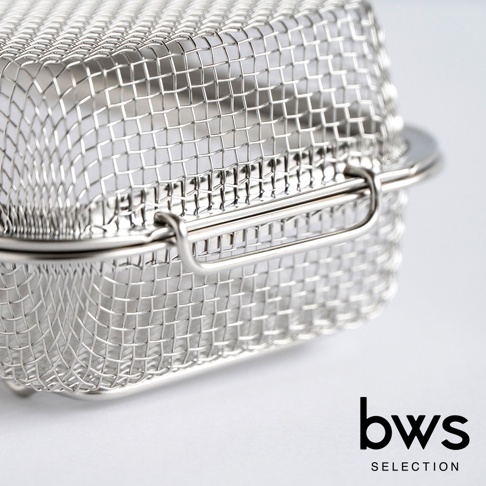 不鏽鋼洗碗機專用清潔收納盒，銀色，網格狀設計，帶有提把和鉤扣。