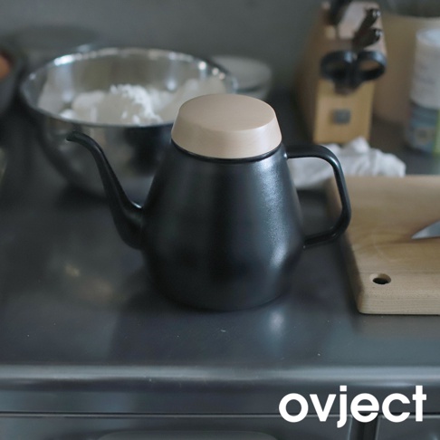 霧黑色琺瑯手沖壺，搭配淺褐色圓形壺蓋，壺身呈錐形，帶有細長彎曲的壺嘴和手把。