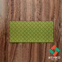 綠色榻榻米廚房地墊，尺寸為 60x150 公分，表面印有白色重複的幾何圓形圖案，材質為編織紋理。