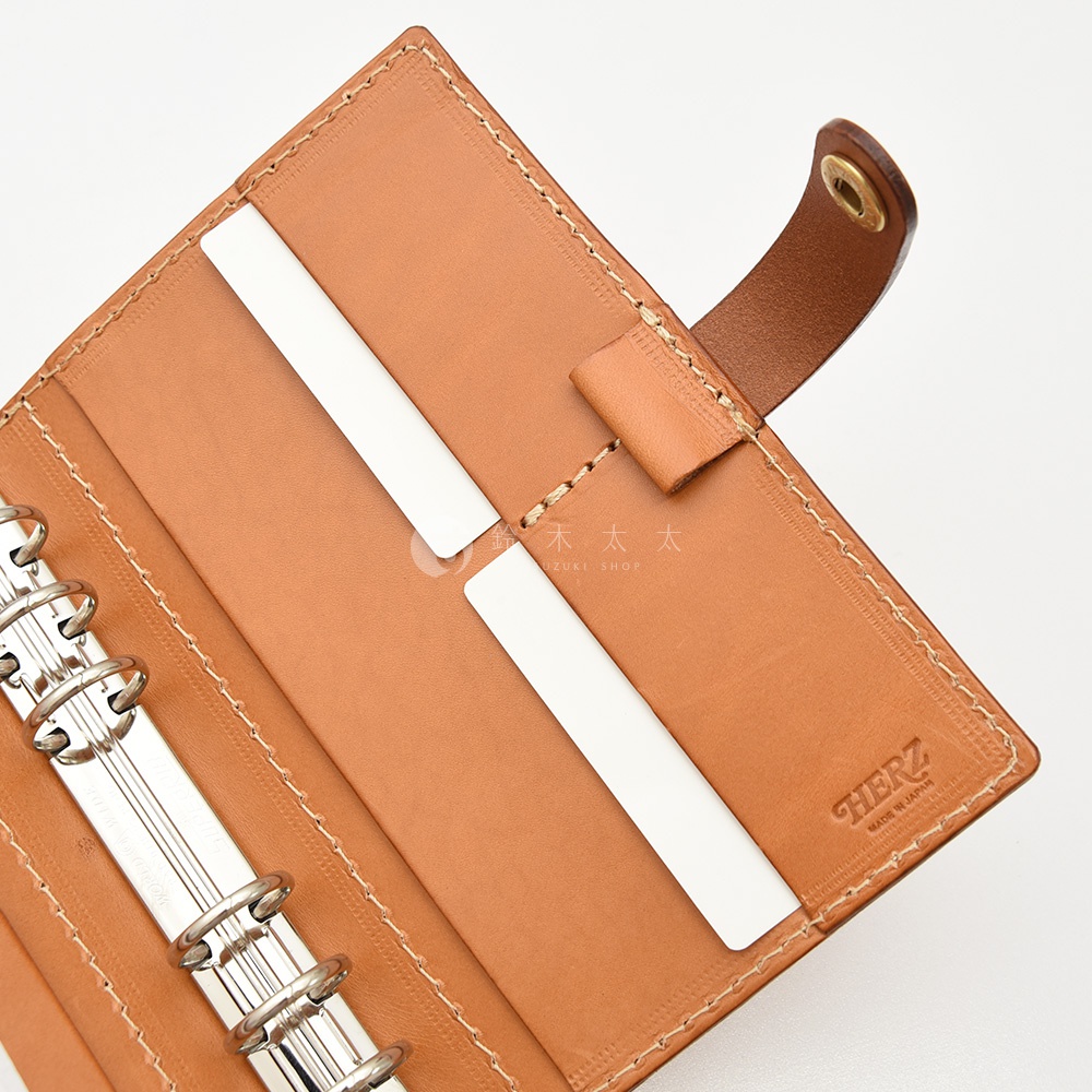 職人手作皮革手帳/記事本書套，淺棕色皮革，內有銀色六孔活頁夾、卡槽及繫繩扣。