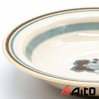 美濃燒復古小碗，米白色陶瓷碗身，碗緣有咖啡色與藍綠色條紋裝飾，碗內底部有葉紋圖案。