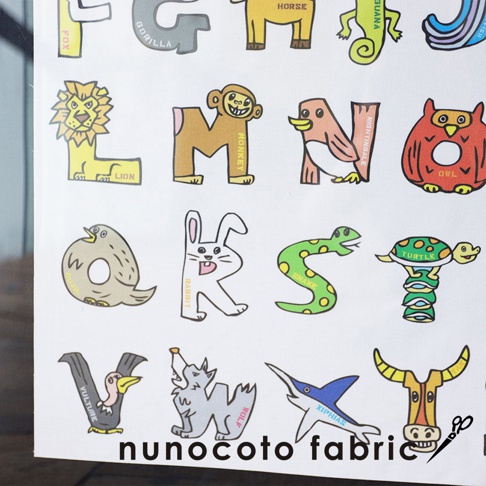 無框帆布藝術海報，以動物造型呈現英文字母。畫面包含獅子（LION）、猴子（MONKEY）、夜鶯（NIGHTINGALE）、貓頭鷹（OWL）、兔子（RABBIT）、蛇（SNAKE）、烏龜（TURTLE）、禿鷹（VULTURE）、狼（WOLF）和劍魚（XIPHIAS），色彩鮮豔，風格可愛。