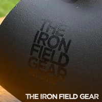 黑色鋼製不倒翁蚊香座，表面有壓印的「THE IRON FIELD GEAR」品牌標誌。