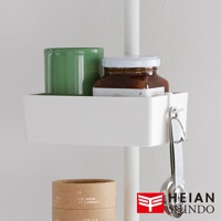 白色塑膠置物盒，盒內裝有一罐玻璃瓶裝的醬料和一個綠色杯子，盒外掛著一套不鏽鋼量匙。