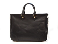 黑色皮革製成的手提包，配有兩個頂部手柄和金色金屬配件，底部有加固設計。