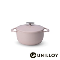 粉色琺瑯鑄鐵鍋，附帶銀色鍋蓋把手，鍋身兩側有提把，適合用於烹飪。