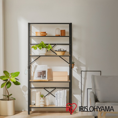 IRIS OHYAMA 萬能摺疊層架 KRSR-5，展示於客廳一隅，層架上擺放盆栽、書籍、裝飾品與收納盒，搭配灰色沙發與畫框，營造溫馨居家氛圍。